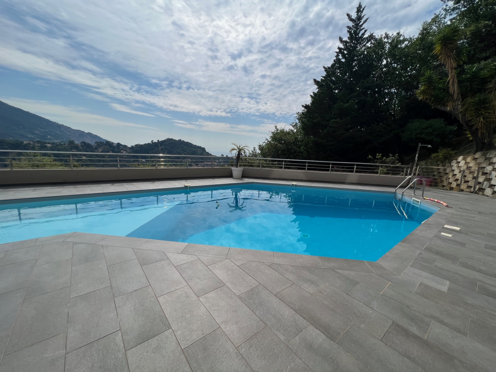 BIEN DE PRESTIGE Menton-somptueuse maison d'une architecture très moderne- vue panoramique- 7 pièces 335m2-Ter — photo 5
