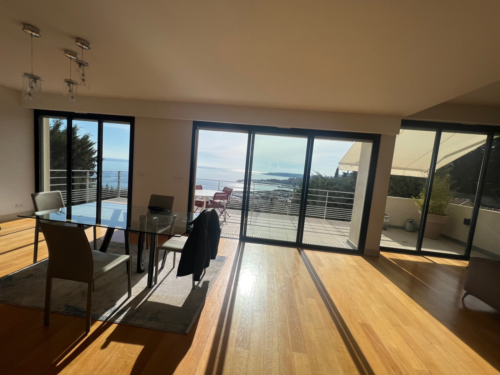 MENTON GARAVAN-STANDING VILLA CONTEMPORAINE T5/6 Terrasses -Piscine à débordement -salle de sport -Vue panoram — photo 1