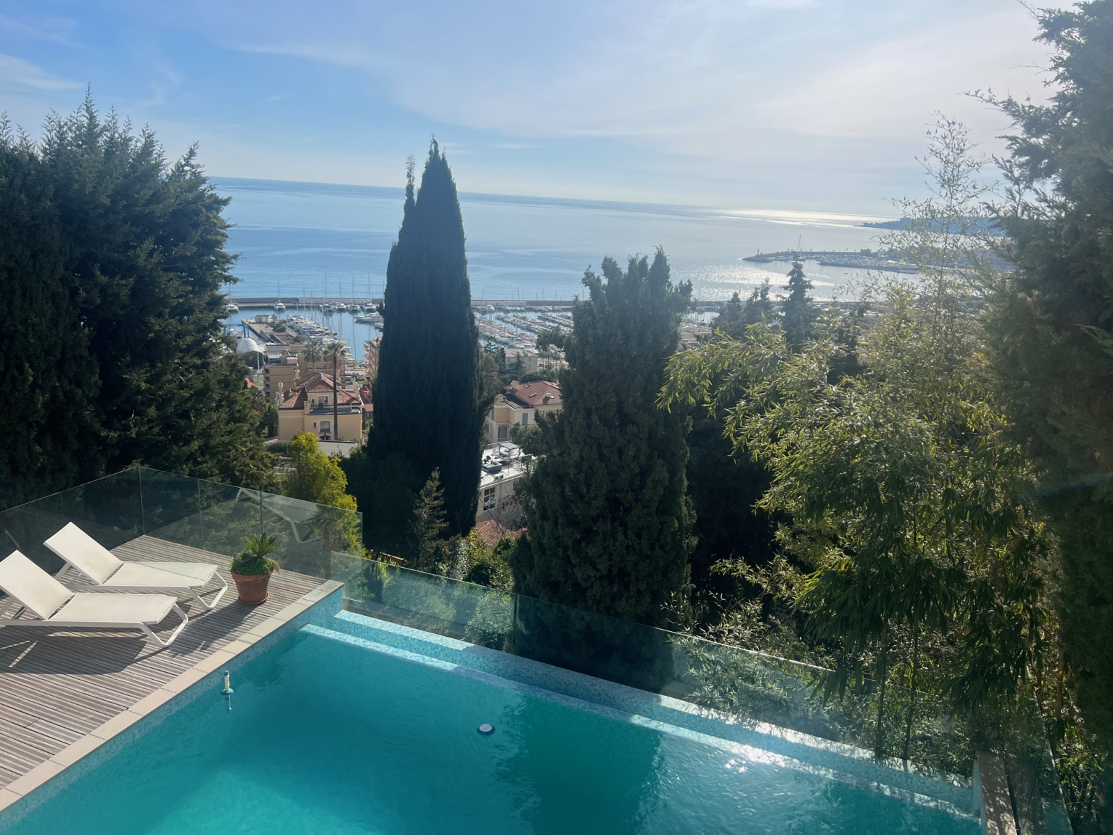 MENTON GARAVAN-STANDING VILLA CONTEMPORAINE T5/6 Terrasses -Piscine à débordement -salle de sport -Vue panoram — photo 2