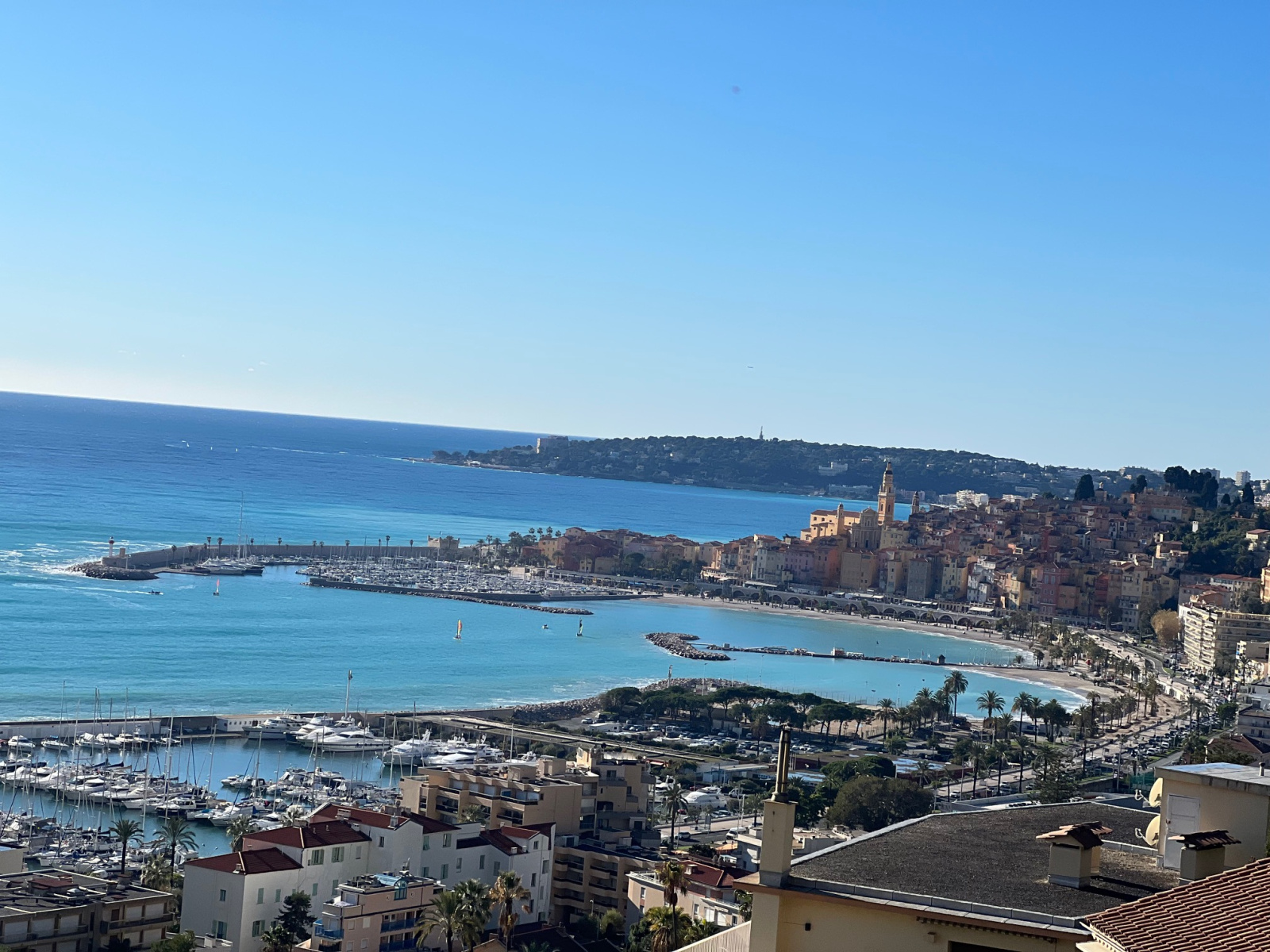 MENTON GARAVAN-STANDING VILLA CONTEMPORAINE T5/6 Terrasses -Piscine à débordement -salle de sport -Vue panoram — photo 3