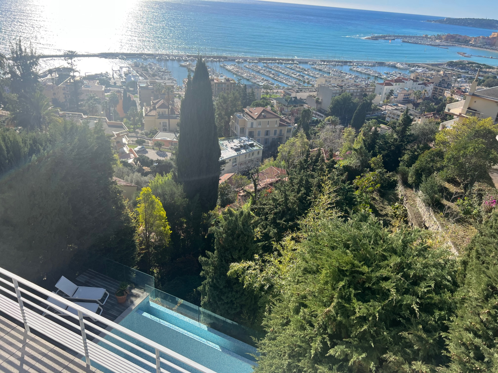 MENTON GARAVAN-STANDING VILLA CONTEMPORAINE T5/6 Terrasses -Piscine à débordement -salle de sport -Vue panoram — photo 4