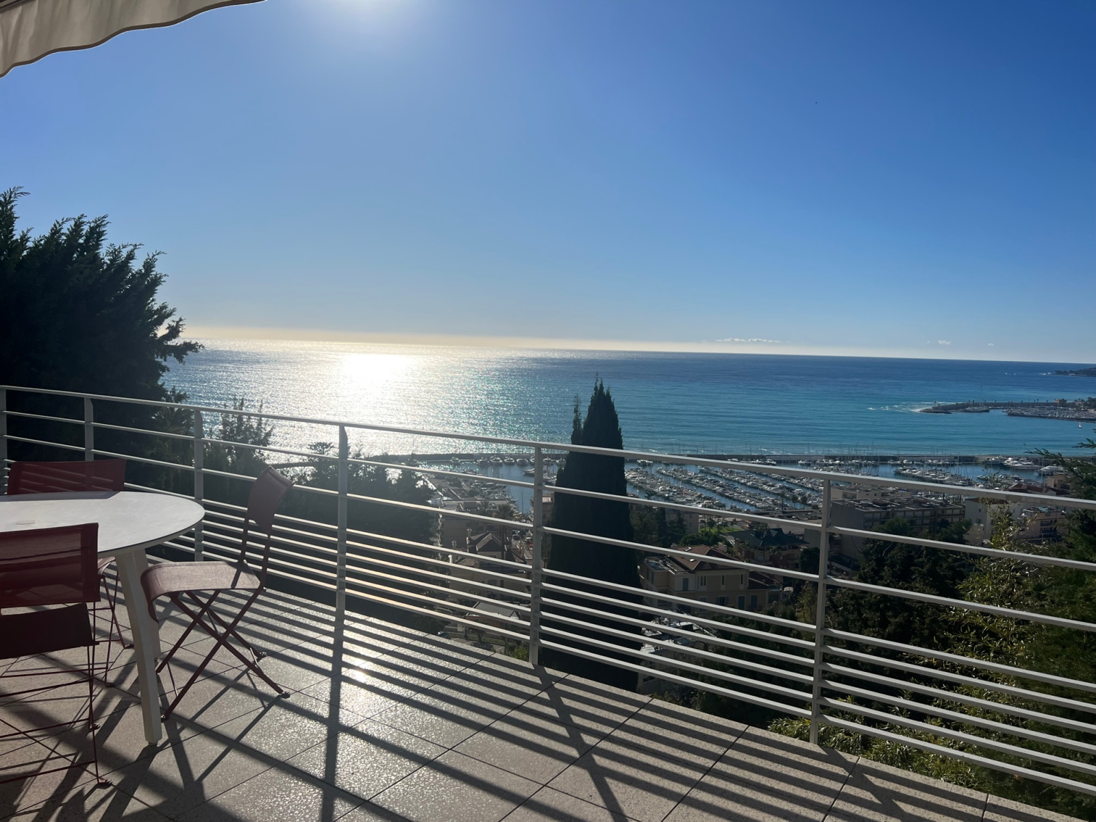 MENTON GARAVAN-STANDING VILLA CONTEMPORAINE T5/6 Terrasses -Piscine à débordement -salle de sport -Vue panoram — photo 5
