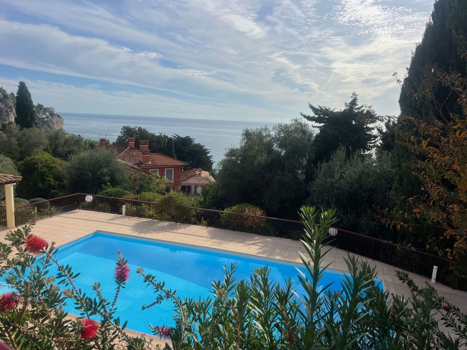 EXCLUSIVITE- DOMAINE PRIVÉ avec Piscine sur MENTON GARAVAN- VILLA JUMELEE  T5/6 de 200m2 environ, sur 3 niveau — photo 1
