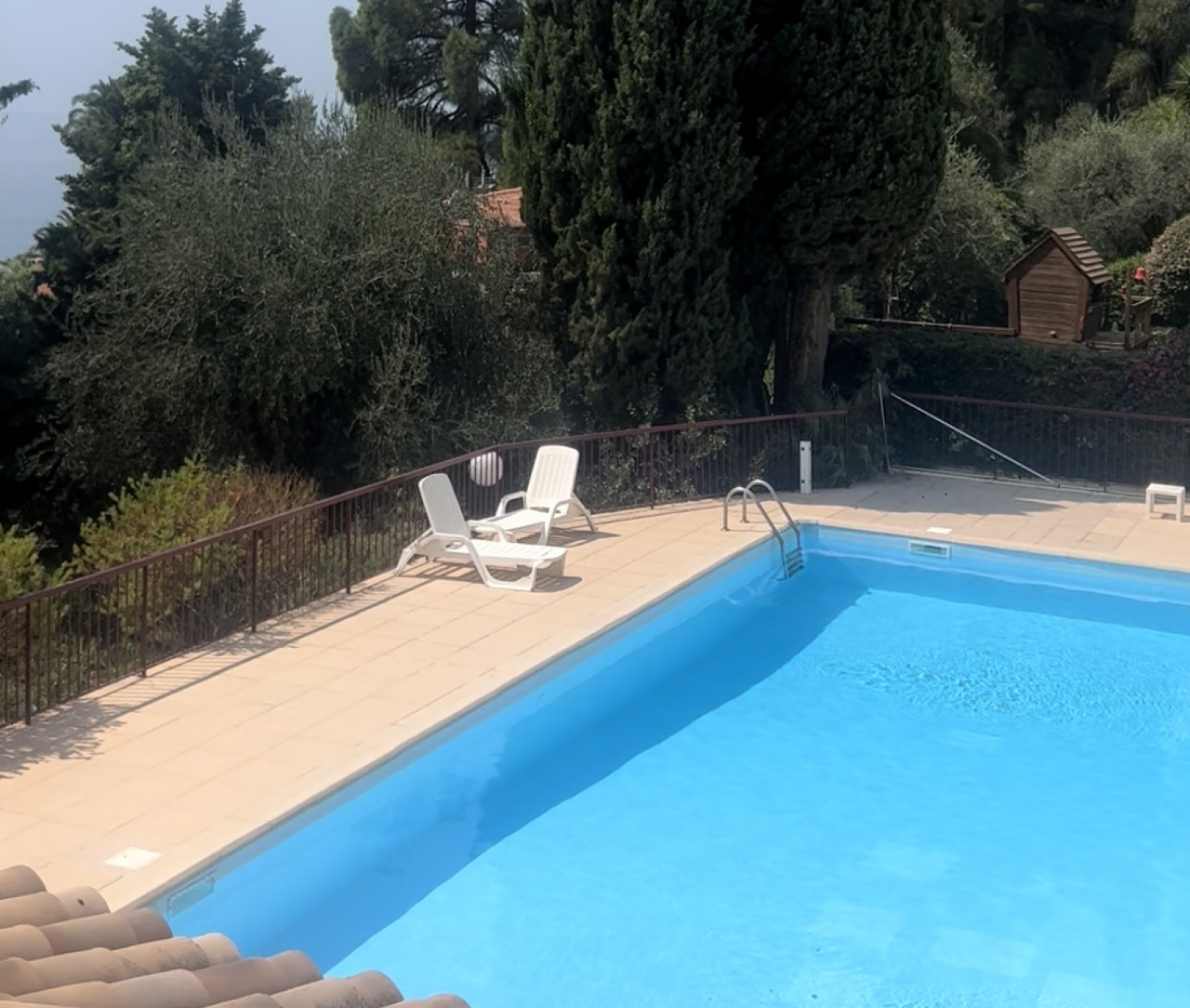 EXCLUSIVITE- DOMAINE PRIVÉ avec Piscine sur MENTON GARAVAN- VILLA JUMELEE  T5/6 de 200m2 environ, sur 3 niveau — photo 2