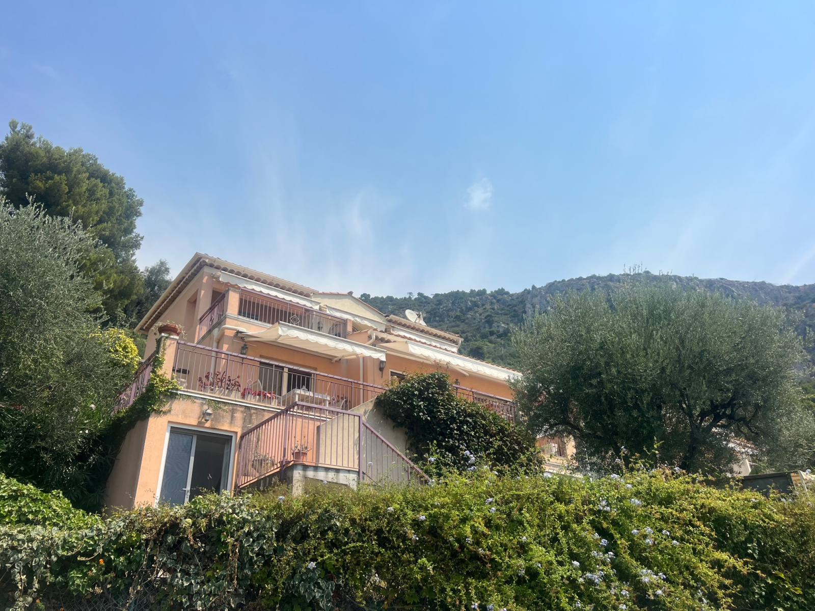 EXCLUSIVITE- DOMAINE PRIVÉ avec Piscine sur MENTON GARAVAN- VILLA JUMELEE  T5/6 de 200m2 environ, sur 3 niveau — photo 3