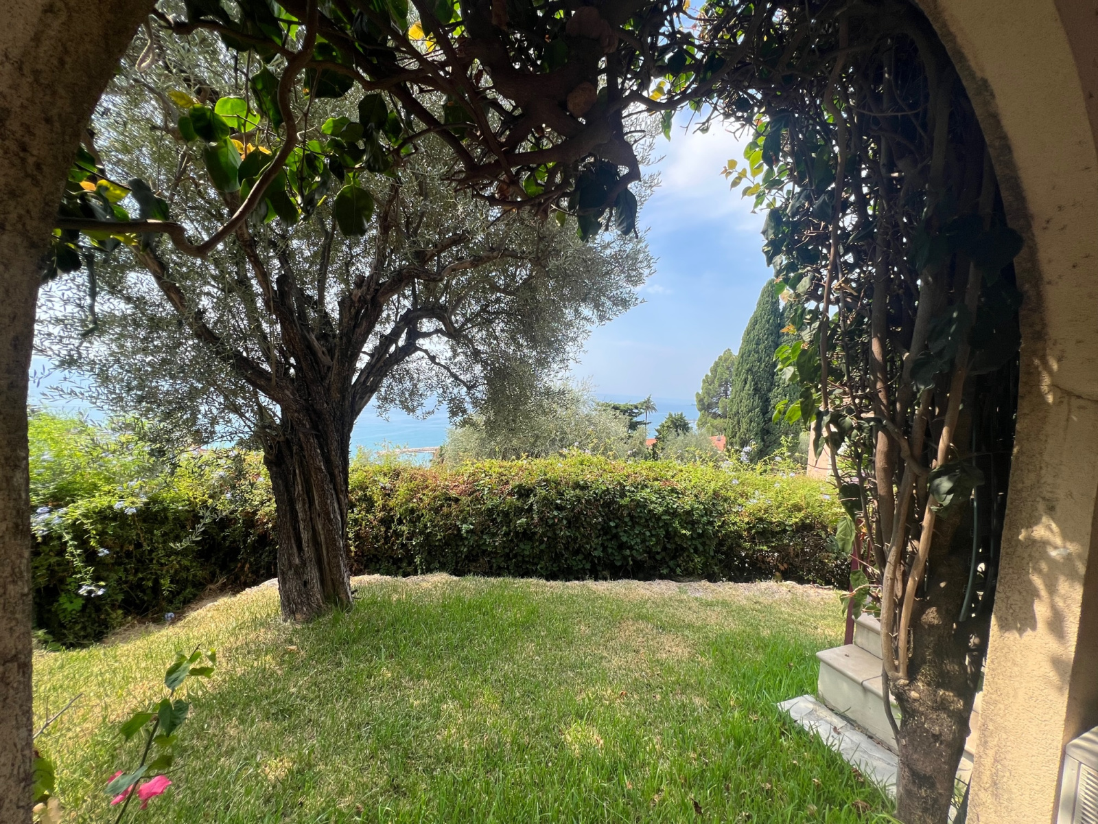 EXCLUSIVITE- DOMAINE PRIVÉ avec Piscine sur MENTON GARAVAN- VILLA JUMELEE  T5/6 de 200m2 environ, sur 3 niveau — photo 4