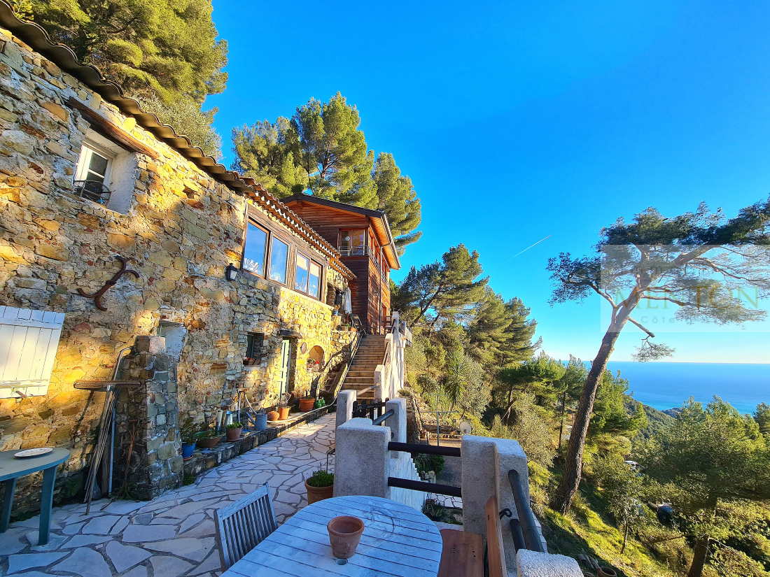 Menton Castellar bergerie en pierre et maison bois sur 2785 m² terrain , vue panoramique mer et montagnes — Menton