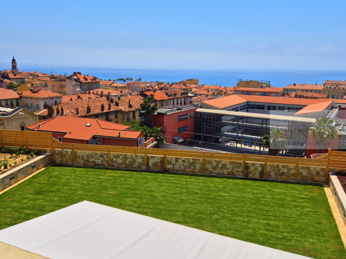 Menton appartement villa d 'exception, 4 pièces 130 m² , 200 m² de terrasse jardin, vue mer panoramique. — photo 1