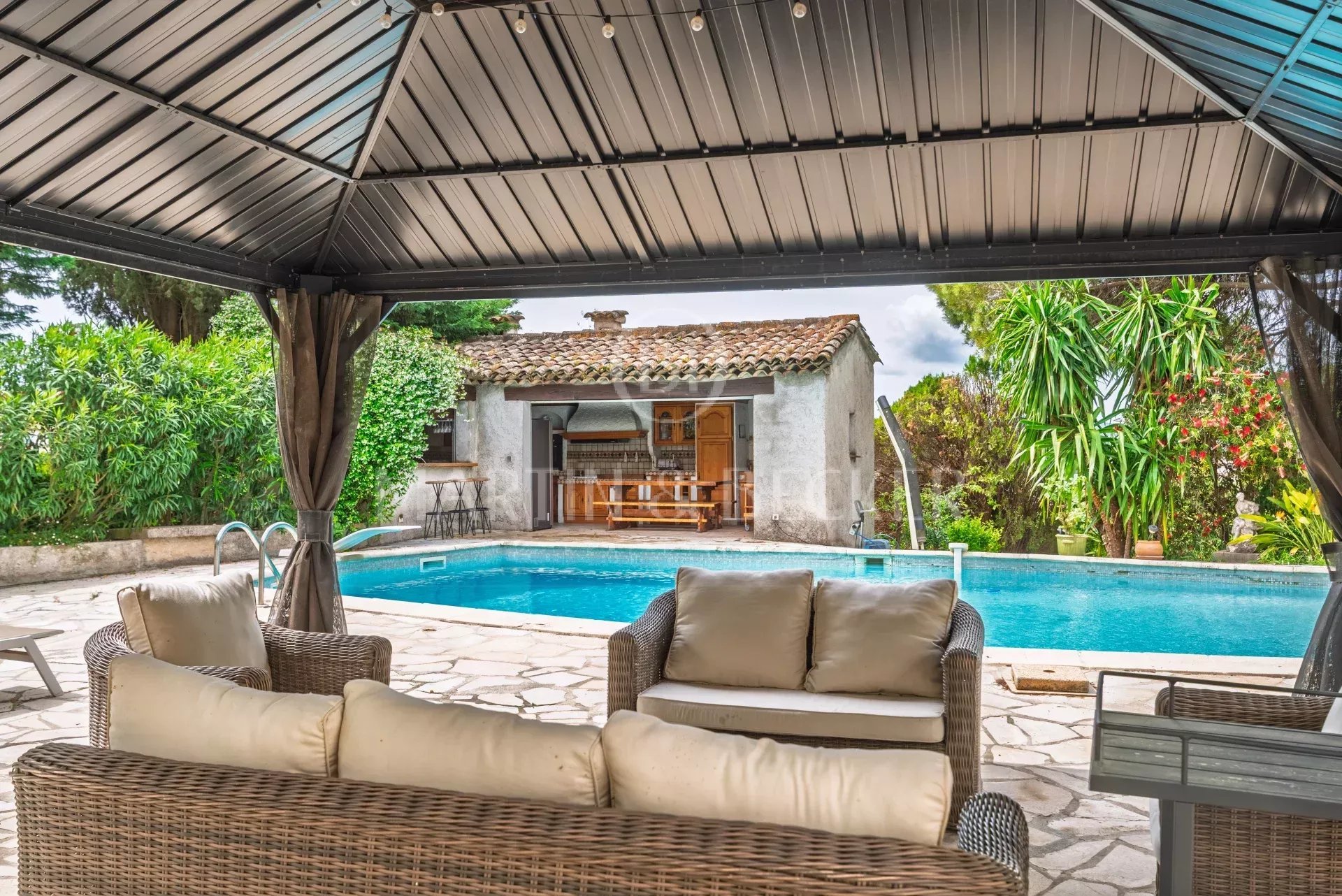 Maison à Mougins, 470 m² sur 3320 m² de terrain — photo 2