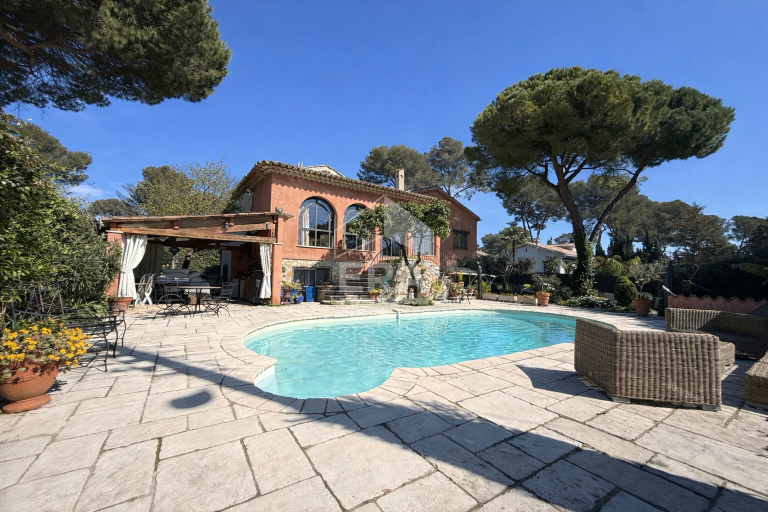 Maison à Mougins, 320 m² sur 1100 m² de terrain — photo 3