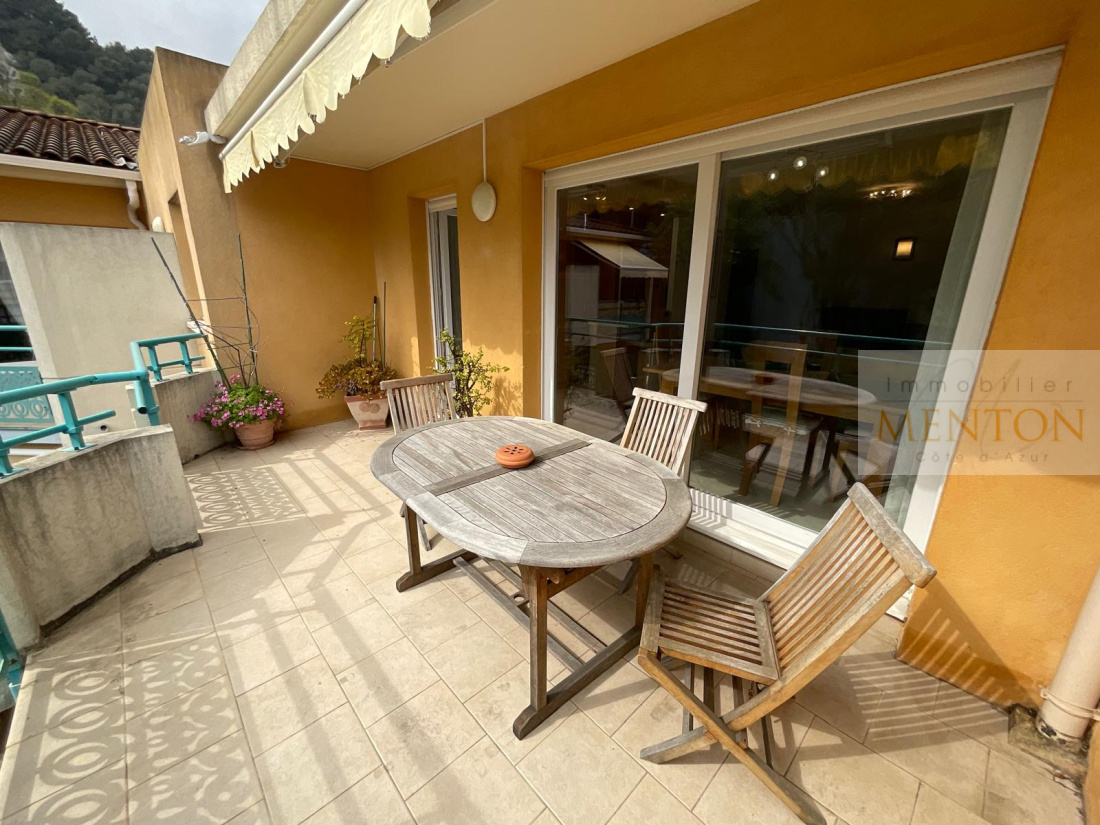À Roquebrune-Cap-Martin, appartement trois pièces de 58 m2, dernier étage, garage fermé et cave — Roquebrune-Cap-Martin