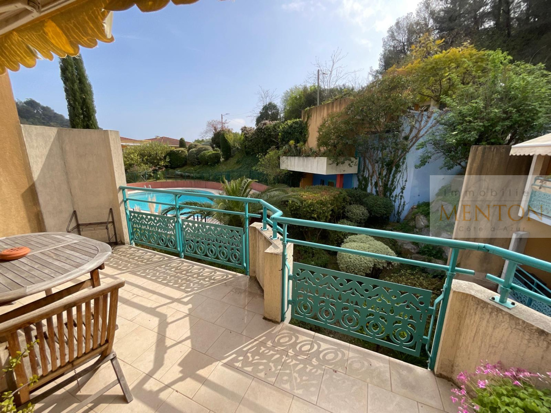À Roquebrune-Cap-Martin, appartement trois pièces de 58 m2, dernier étage, garage fermé et cave — photo 2