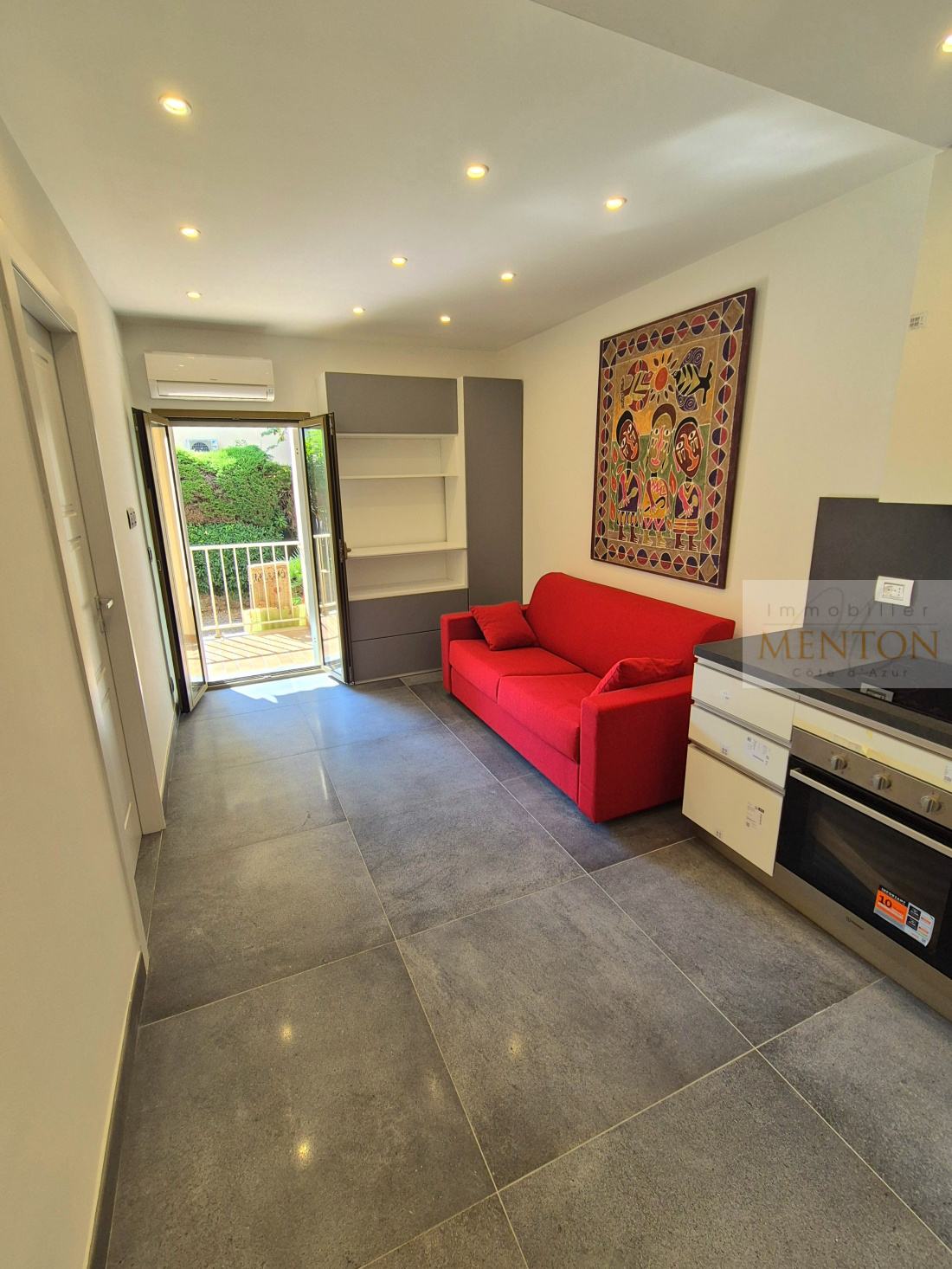 Roquebrune cap martin, 2 pièces 100% design,et rénové , terrasse, cave , à  10 m du bord de mer — Roquebrune-Cap-Martin