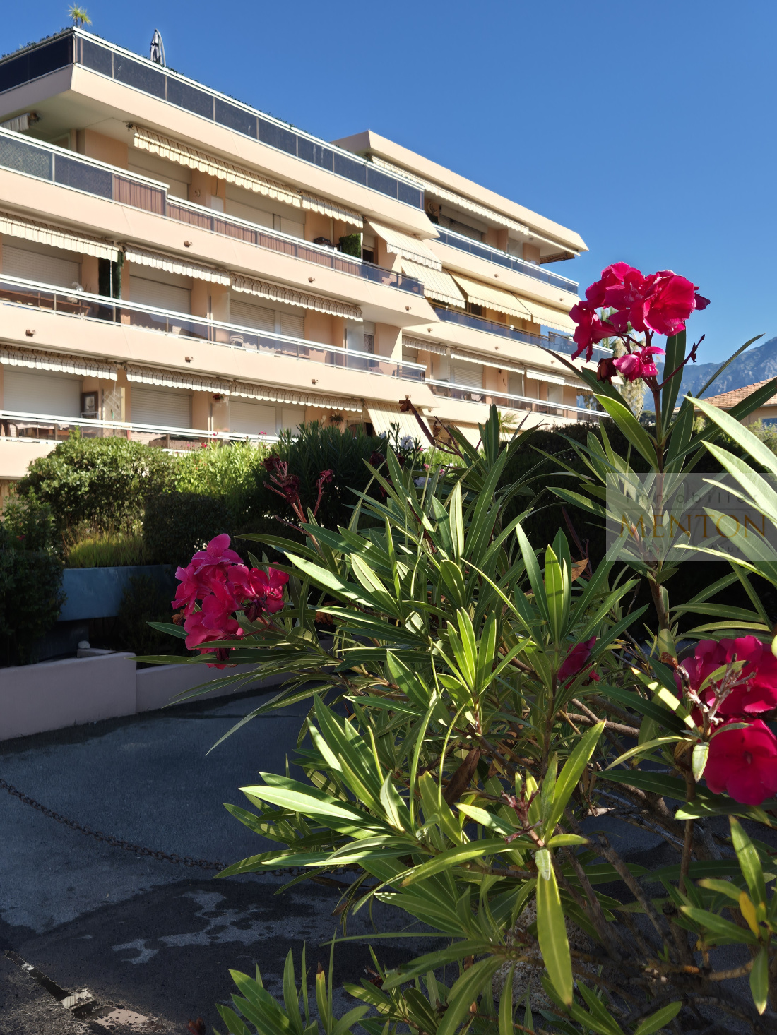 roquebrune cap martin, 2 pièces , 3ème étage, terrasse , parking , à 50 m des plages. — photo 4