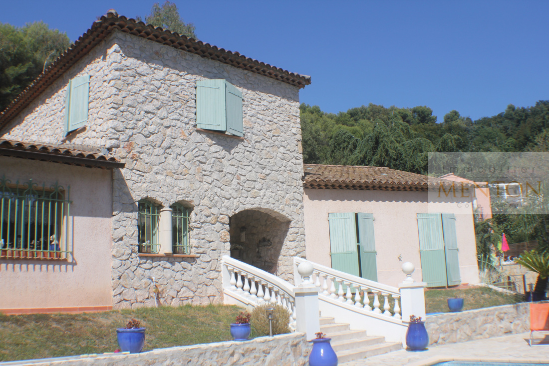 Gorbio, très belle villa composée de 6/7 pièces, belle exposition, au calme piscine — Roquebrune-Cap-Martin