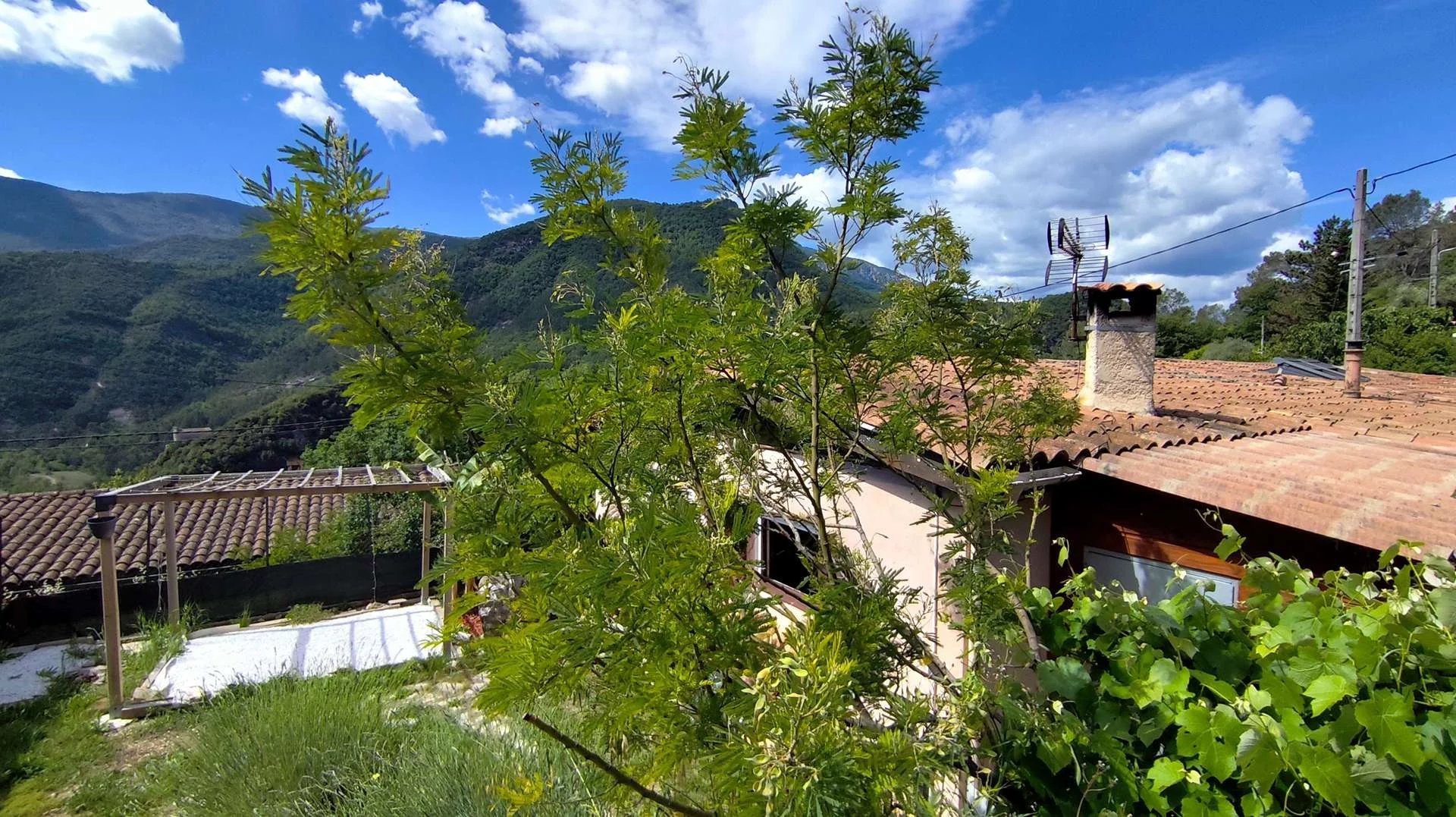Maison à Roquestéron, 69 m² sur 200 m² de terrain — photo 2